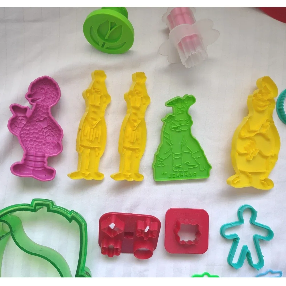 Large Lot‎ Cookie/Pie Cutters Shapes Animals People Vehicles Fun Lot#1
